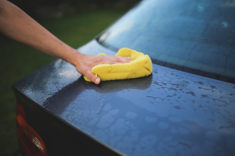 carrosserie-MALAUSSENE-min_cleaning_washing_carwash_sponge_car_auto_hand_man-722705